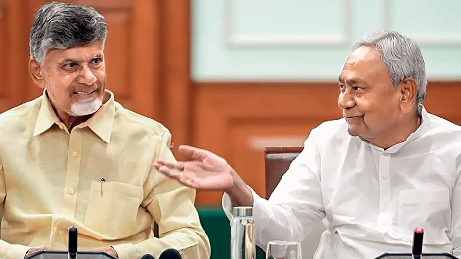 आंध्र प्रदेश के मुख्यमंत्री एन. चंद्रबाबू नायडू के साथ बिहार के मुख्यमंत्री नीतीश कुमार