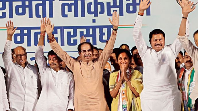 एमवीए नेता शरद पवार, उद्धव ठाकरे, सुप्रिया सुले और अन्य नेता 30 अप्रैल को पुणे में एक चुनावी रैली के दौरान