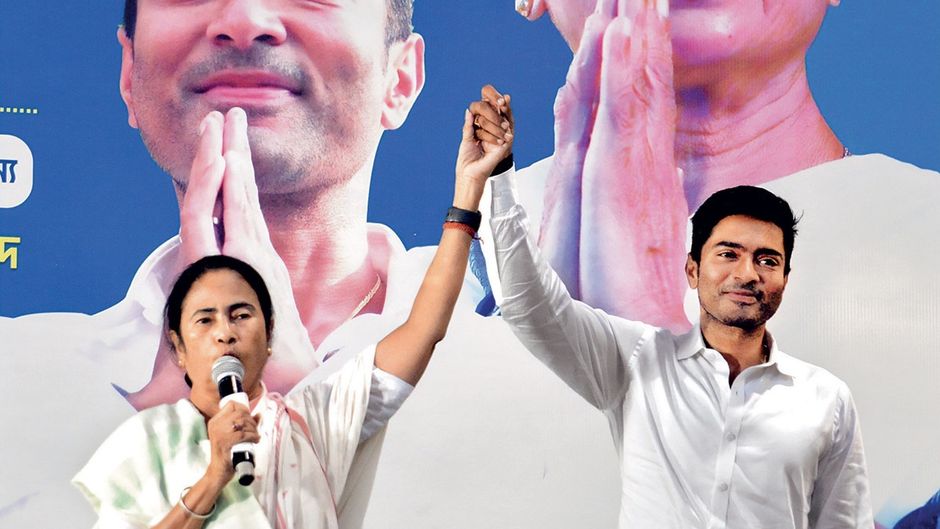 कोलकाता में अभिषेक बनर्जी के साथ ममता