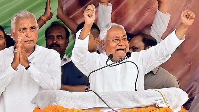 बिहार के मुख्यमंत्री नीतीश कुमार 11 मई को सीतामढ़ी में जद (यू) उम्मीदवार के पक्ष में प्रचार के दौरान