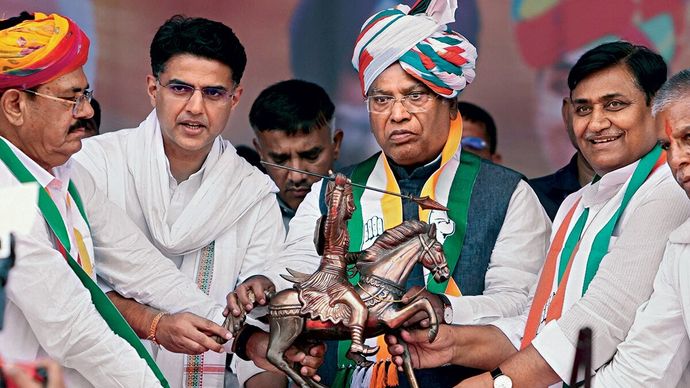 कांग्रेस अध्यक्ष मल्लिकार्जुन खड़गे (बीचोबीच) सचिन पायलट और प्रदेश कांग्रेस अध्यक्ष गोविंद सिंह डोटासरा के साथ चित्तौड़गढ़ की एक रैली में