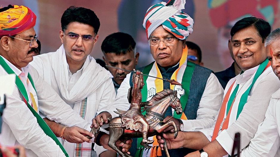 कांग्रेस अध्यक्ष मल्लिकार्जुन खड़गे (बीचोबीच) सचिन पायलट और प्रदेश कांग्रेस अध्यक्ष गोविंद सिंह डोटासरा के साथ चित्तौड़गढ़ की एक रैली में