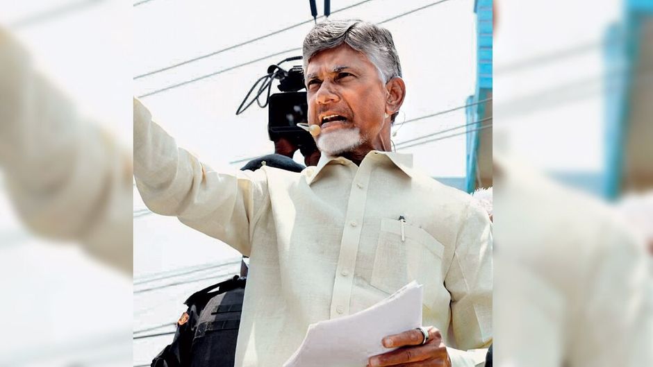 टीडीपी प्रमुख एन. चंद्रबाबू नायडू 30 मार्च को कडपा में एक रोड शो के दौरान