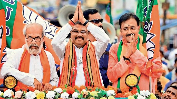 केंद्रीय मंत्री धर्मेंद्र प्रधान (बीच में) 27 मई को नीलगिरि में रोड शो के दौरान