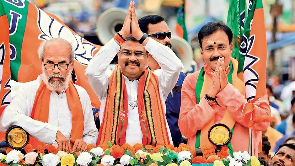 केंद्रीय मंत्री धर्मेंद्र प्रधान (बीच में) 27 मई को नीलगिरि में रोड शो के दौरान