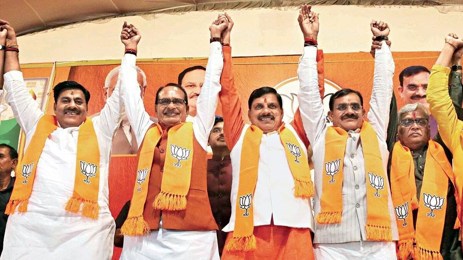 भोपाल में पार्टी की जीत का जश्न मनाते पूर्व मुख्यमंत्री शिवराज सिंह चौहान, मुख्यमंत्री मोहन यादव और अन्य