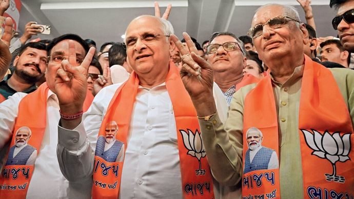 4 जून को गुजरात के मुख्यमंत्री भूपेंद्र पटेल (बीच में) अन्य भाजपा नेताओं के साथ