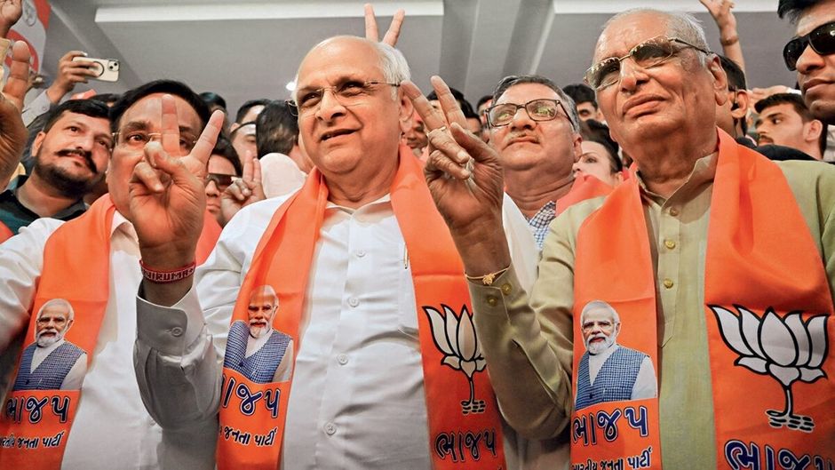 4 जून को गुजरात के मुख्यमंत्री भूपेंद्र पटेल (बीच में) अन्य भाजपा नेताओं के साथ