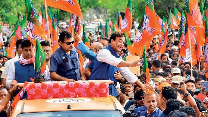 असम के मुख्यमंत्री हेमंत बिस्वसरमा शिवसागर जिले में प्रचार के दौरान