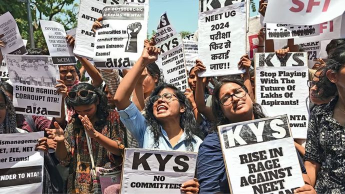 शिक्षा मंत्रालय के सामने विरोध प्रदर्शन करते छात्र