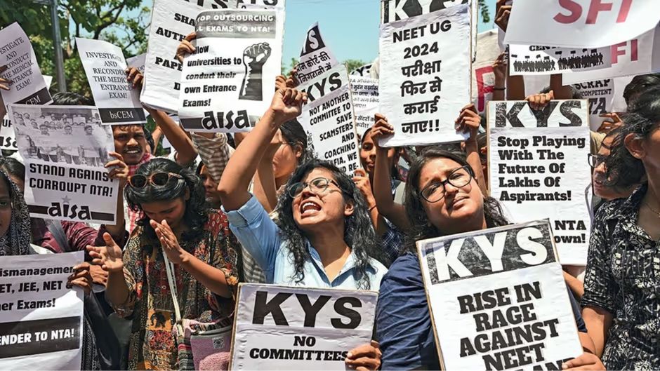 शिक्षा मंत्रालय के सामने विरोध प्रदर्शन करते छात्र