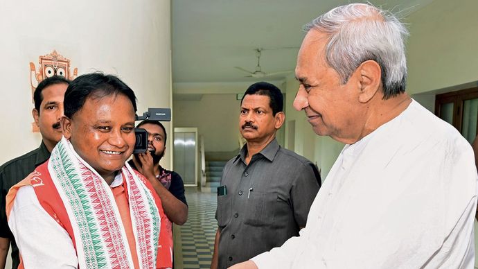 मुख्यमंत्री पद की शपथ लेने से पहले मोहन चरण माझी पूर्व मुख्यमंत्री नवीन पटनायक से अपने घर पर मुलाकात करते हुए