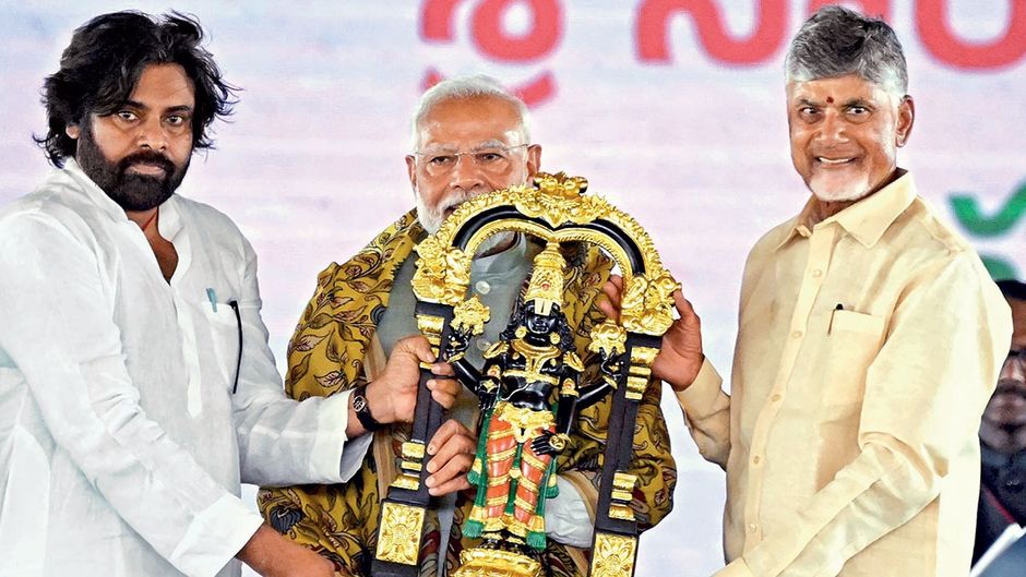 आंध्र प्रदेश के मुख्यमंत्री चंद्रबाबू नायडू और उपमुख्यमंत्री पवन कल्याण शपथ ग्रहण के बाद प्रधानमंत्री नरेंद्र मोदी के साथ