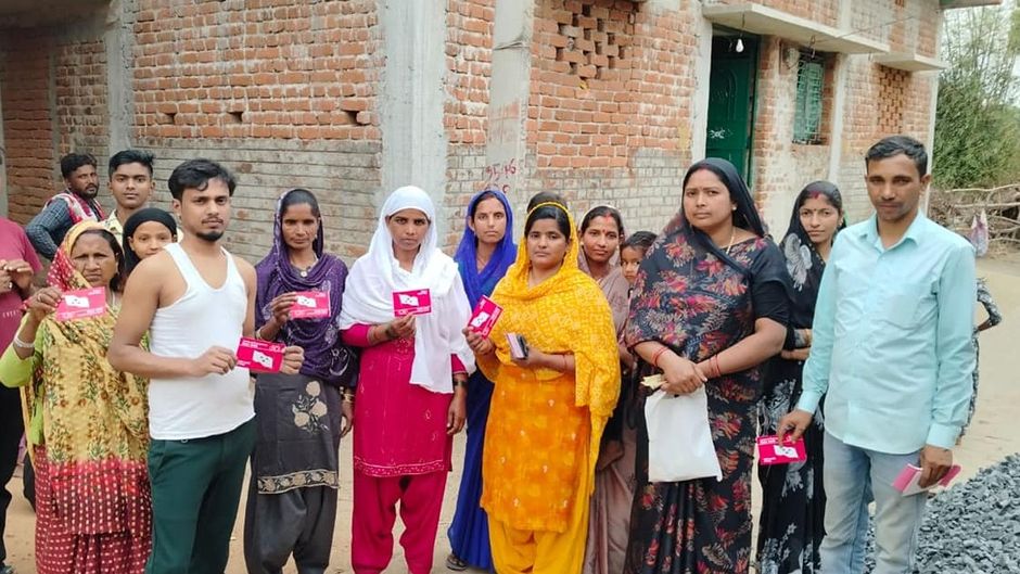 20-20 रुपये के पब्लिक बांड के साथ लोग