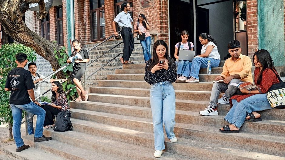 तसवीर में हिंदू कॉलेज, दिल्ली विश्वविद्यालय के छात्र