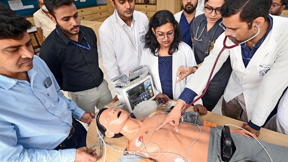 न. 1.ऑल इंडिया इंस्टीट्यूट ऑफ मेडिकल साइंसेज, (एम्स), नई दिल्ली