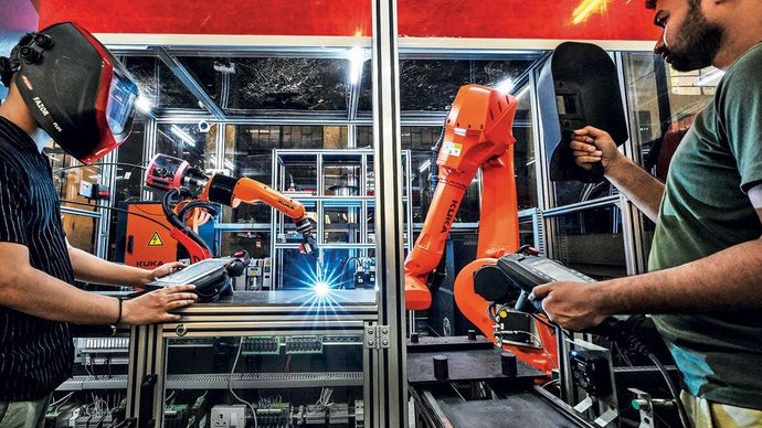 आईआईटी दिल्ली में रोबोटिक बेल्डिंग खेल में काम करते छात्र