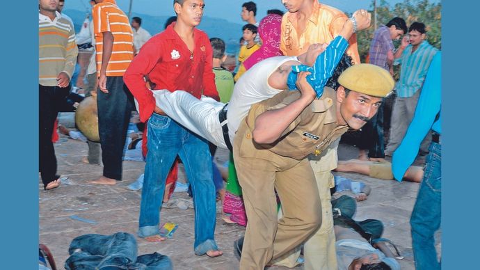 मेहरानगढ़ किले में मची भगदड़ के बाद घायल को कंधे पर ले जाता पुलिसकर्मी, 30 सितंबर, 2008 (इंडिया टुडे)