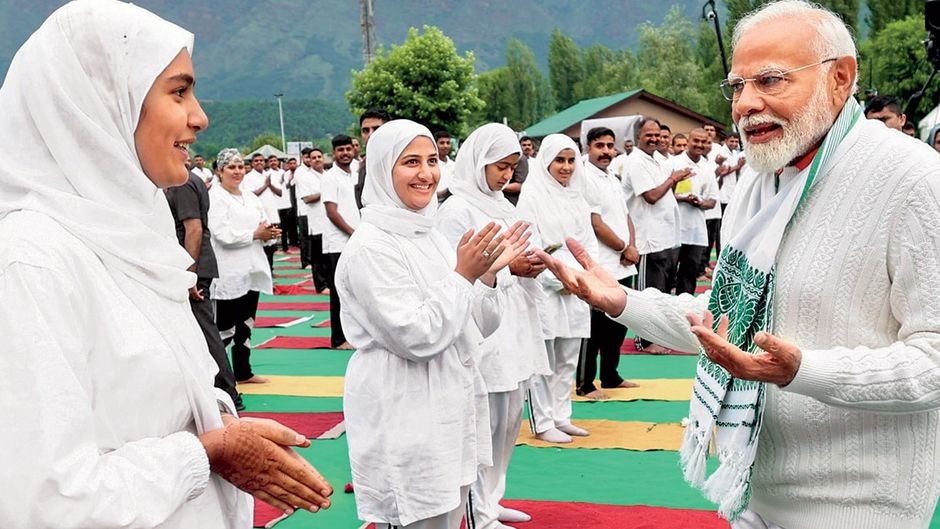 प्रधानमंत्री नरेंद्र मोदी अंतरराष्ट्रीय योग दिवस समारोह के दौरान 21 जून को श्रीनगर में प्रतिभागियों से बात करते हुए