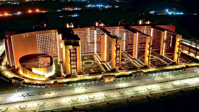 सूरत डायमंड बोर्स जो रफ्तार नहीं पकड़ सका