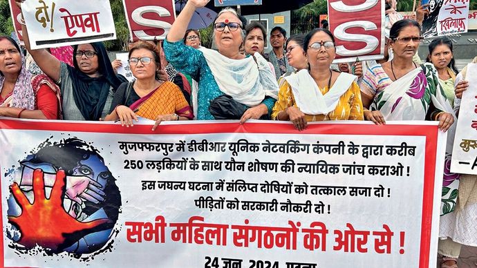 पटना में नौकरी के नाम पर शोषण करने के आरोपों से घिरी डीबीआर यूनिक कंपनी के खिलाफ प्रदर्शन