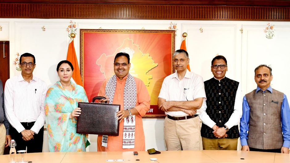 राजस्थान की उपमुख्यमंत्री दीया कुमारी बजट पेश करने से पहले मुख्यमंत्री भजनलाल शर्मा से मुलाकात करते हुए