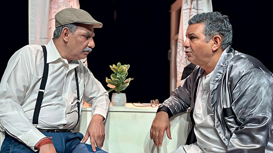 पुराने चावल नाटक के एक दृश्य में कुमुद मिश्र (दाएं) और शुभ्रज्योति बराट