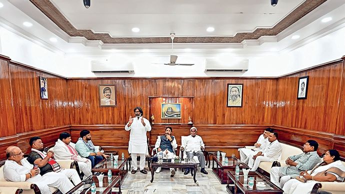 रांची में 3 जुलाई को सहयोगी दलों की बैठक को संबोधित करते हेमंत सोरेन