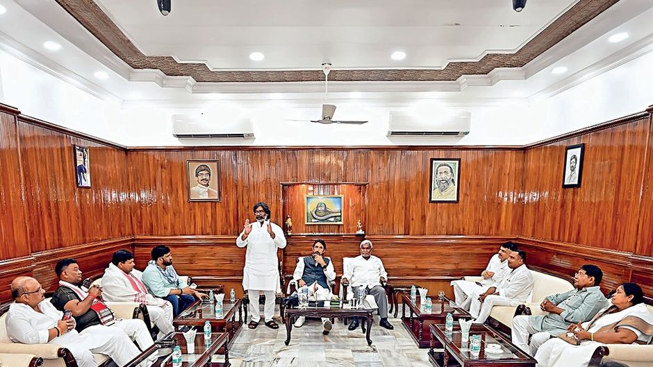 रांची में 3 जुलाई को सहयोगी दलों की बैठक को संबोधित करते हेमंत सोरेन