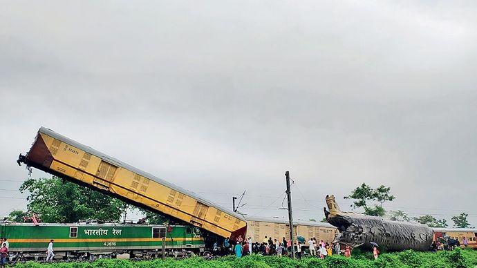 दार्जिलिंग जिले में 17 जून को कंचनजंगा एक्सप्रेस और मालगाड़ी की टक्कर के बाद क्षतिग्रस्त ट्रेन