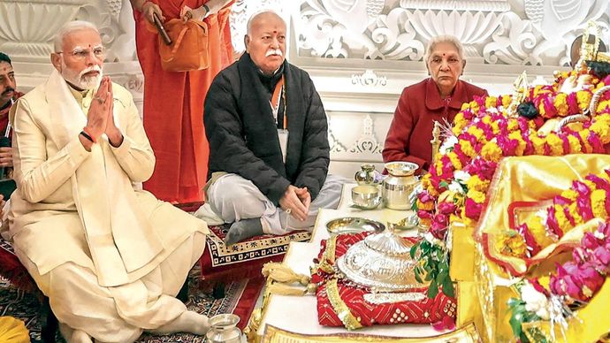 अयोध्या में 22 जनवरी को प्राण प्रतिष्ठा समारोह के दौरान पीएम मोदी के साथ आरएसएस प्रमुख मोहन भागवत