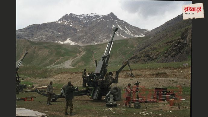 कारगिल युद्ध में बोफोर्स तोप से गोले बरसाती भारतीय सेना - शरद सक्सेना/इंडिया टुडे मैगजीन