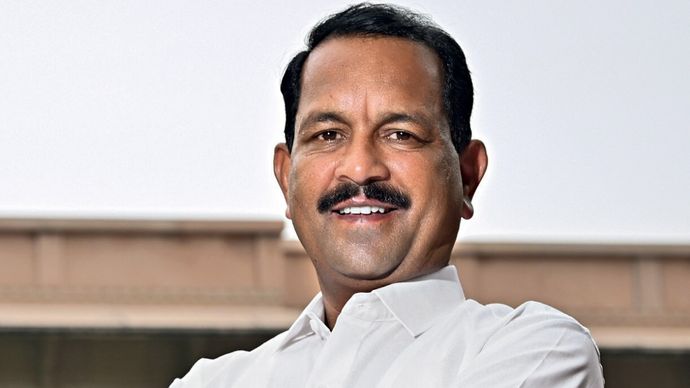 भास्कर भगरे, 53 वर्ष, एनसीपी (शरद पवार), डिंडोरी (एसटी), महाराष्ट्र