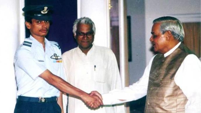 भारत में वापसी के बाद पायलट लेफ्टिनेंट नचिकेता तत्कालीन प्रधानमंत्री अटल बिहारी वाजपेयी और रक्षा मंत्री जॉर्ज फर्नांडिज के साथ
