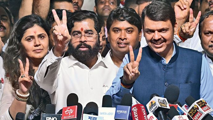 सीएम शिंदे और डिप्टी सीएम फडणवीस के साथ नवनिर्वाचित एमएलसी पंकजा मुंडे