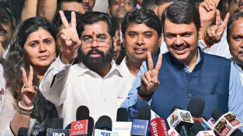 सीएम शिंदे और डिप्टी सीएम फडणवीस के साथ नवनिर्वाचित एमएलसी पंकजा मुंडे