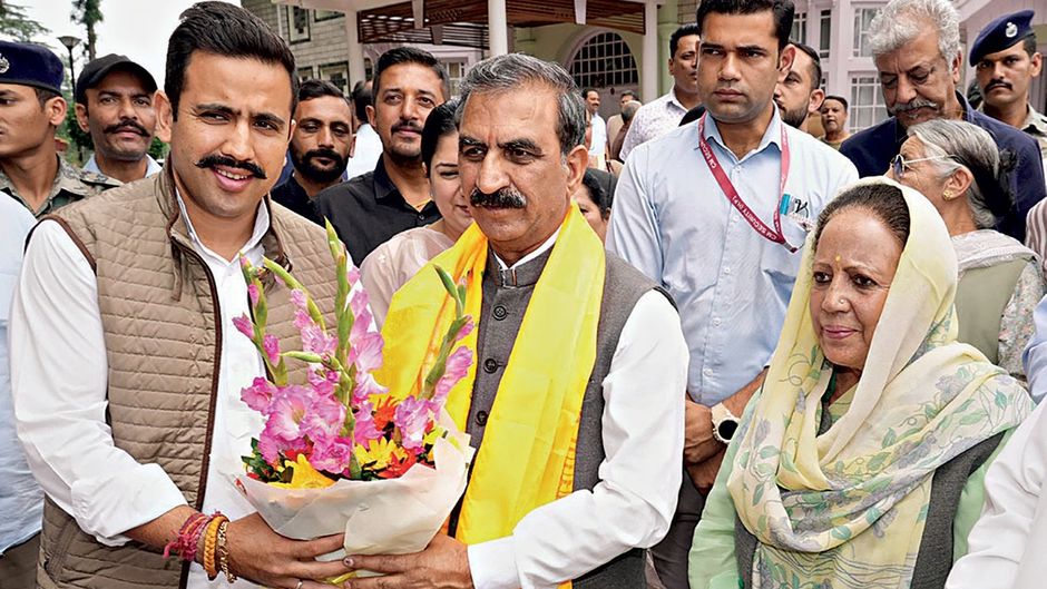 शिमला में 13 जुलाई को कांग्रेस नेता विक्रमादित्य और प्रतिभा सिंह के साथ हिमाचल प्रदेश के मुख्यमंत्री सुखविंदर सिंह सुक्खू (बीच में)