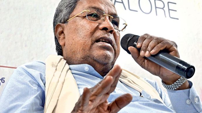 मुख्यमंत्री सिद्धारमैया की सरकार को एक साल पूरा हुआ है लेकिन वह भ्रष्टाचार के आरोपों से घिर गई है