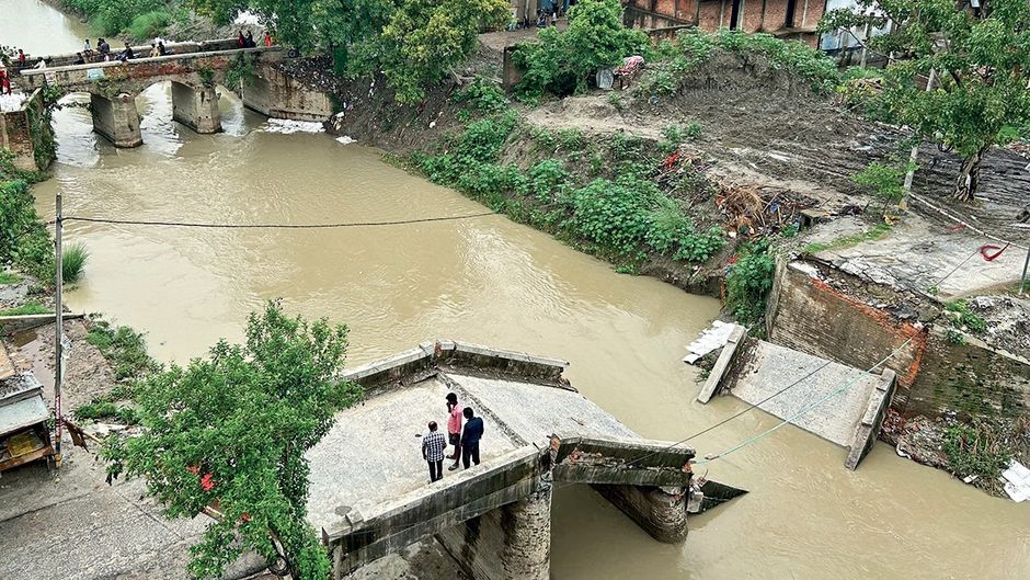सारण जिले में जनता बाजार के पास 2004 में बना पुल गिरा जबकि इसके बगल में ही आजादी से पूर्व बना पुल बरकरार
