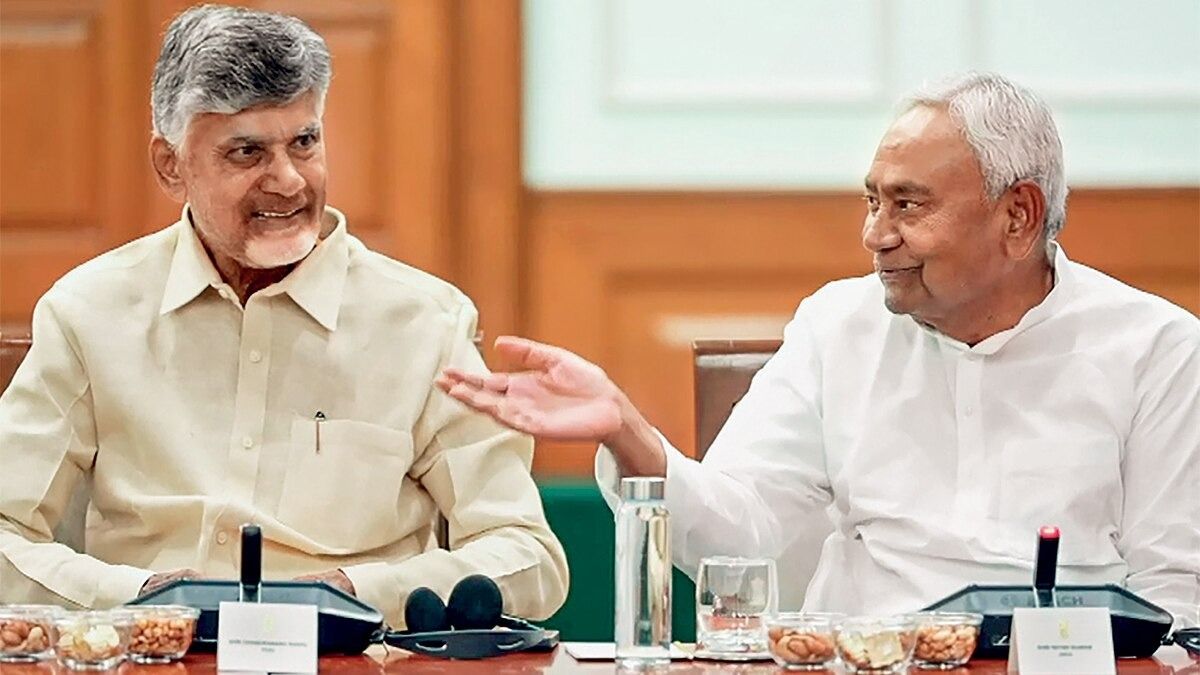 आंध्र प्रदेश के मुख्यमंत्री एन. चंद्रबाबू नायडू और बिहार के सीएम नीतीश कुमार 5 जून को नई दिल्ली में एनडीए की बैठक के दौरान