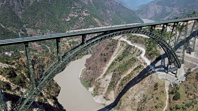 जम्मू क्षेत्र की अंजी नदी पर भारत का पहला केबलस्टेड रेलवे पुल