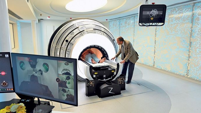 अपोलो हॉस्पिटल दिल्ली में लेजर ब्रेन मशीन के लगाए जाने का निरीक्षण करता एक सर्जन