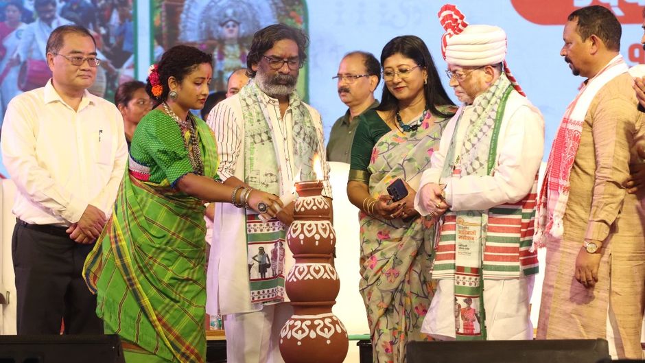 मुख्यमंत्री हेमंत सोरेन अपनी पत्नी कल्पना सोरेन और राज्यपाल संतोष गंगवार के साथ आदिवासी महोत्सव का उद्घाटन करते हुए