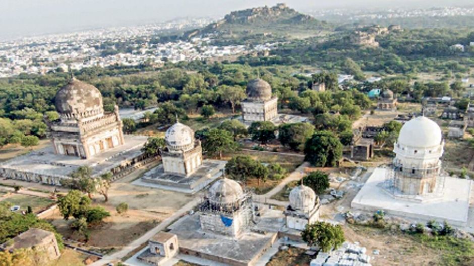 संरक्षण कार्य शुरू होने के वक्त कुली कुतुब शाह के स्मारक और आसपास का नजारा