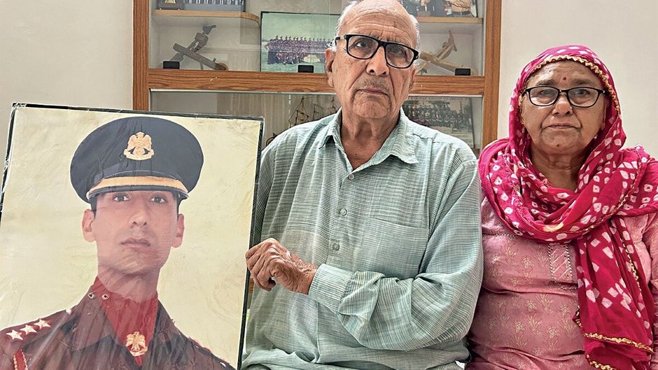 जय सिंह और इंद्रमणी कैप्टन रितेश के माता-पिता