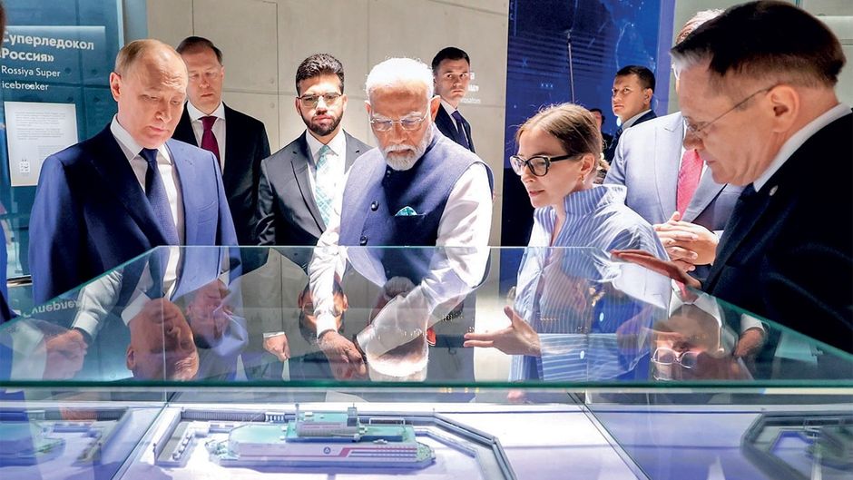 पीएम मोदी और रूस के राष्ट्रपति व्लादिमीर पुतिन 9 जुलाई को मॉस्को के एक एग्जिबिशन सेंटर के एटम पैवेलियन में