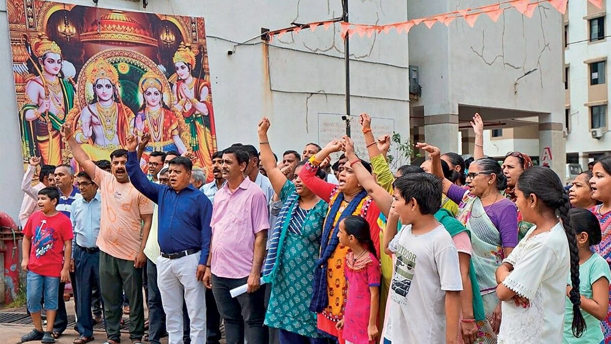 महिला को आवंटन के खिलाफ प्रदर्शन करते वडोदरा हाउसिंग सोसाइटी के लोग