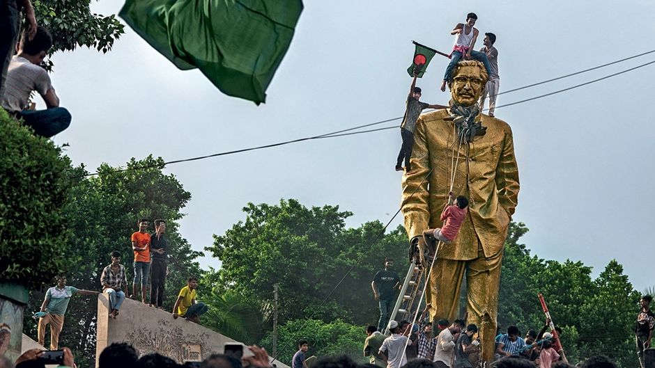 पांच अगस्त को प्रधानमंत्री शेख हसीना के इस्तीफा देकर देश छोड़ने के बाद ढाका में शेख मुजीबुर-रहमान की मूर्ति को तोड़ते प्रदर्शनकारी