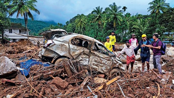 वायनाड के चूरलमाला में 31 जुलाई को मलबे के बीच खड़े बचाव कर्मी