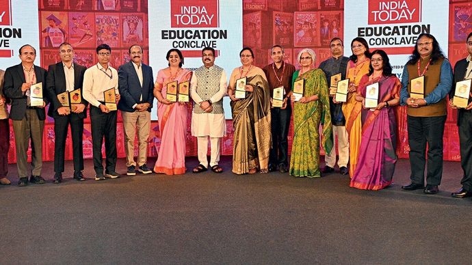 केंद्रीय शिक्षा मंत्री धर्मेंद्र प्रधान, ग्रुप एडिटोरियल डायरेक्टर राज चेंगप्पा इंडिया टुडे एजुकेशन कॉन्क्लेव-2024 में अवार्ड्स विजेताओं के साथ